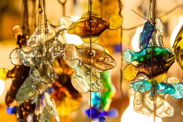 Pequenos peixes de vidro decorativos em um fio — Fotografia de Stock