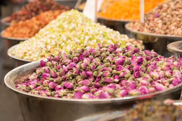 Boccioli di rosa di tè su un mercato — Foto Stock