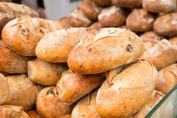 Νωπά ψημένα ψωμάκια και ψωμί σε μια αγορά — Φωτογραφία Αρχείου