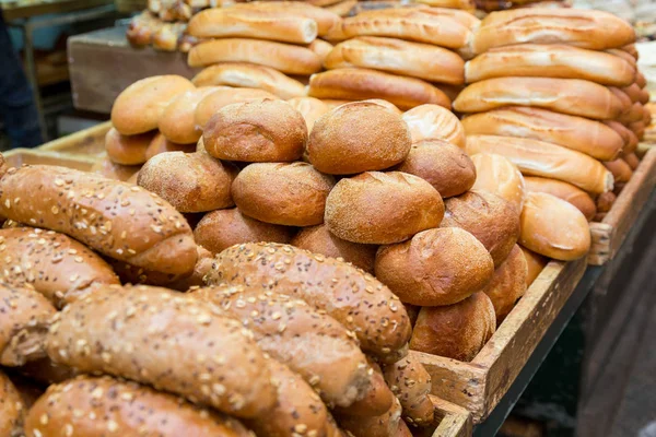 Frissen sült zsemlét, és loafs a piacon — Stock Fotó