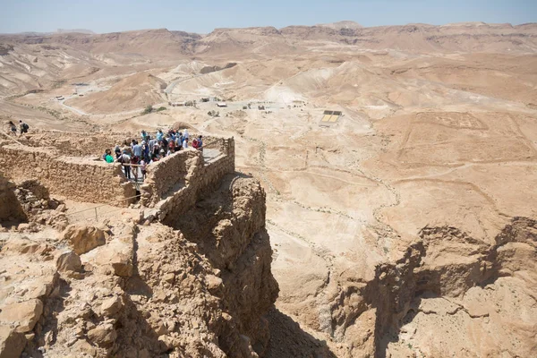 Pessoas explorando o Parque Nacional de Masada — Fotografia de Stock