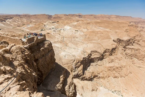 Pessoas explorando o Parque Nacional de Masada — Fotografia de Stock