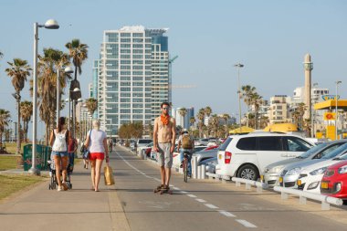 Tel Aviv, İsrail'de insanlar üzerinde bir sahil gezi