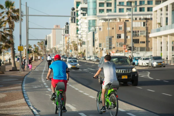 Passeios de bicicleta em um passeio marítimo em Tel Aviv, Israel — Fotografia de Stock