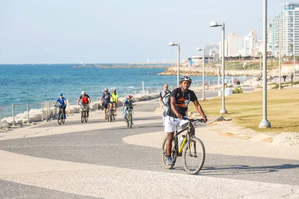 Passeios de bicicleta em um passeio marítimo em Tel Aviv, Israel — Fotografia de Stock