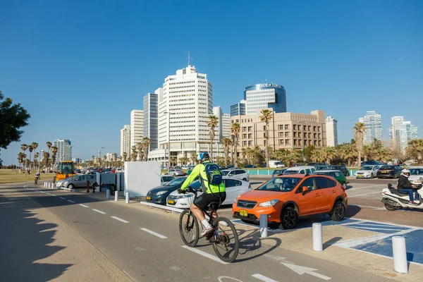 Passeios de bicicleta em um passeio marítimo em Tel Aviv, Israel — Fotografia de Stock