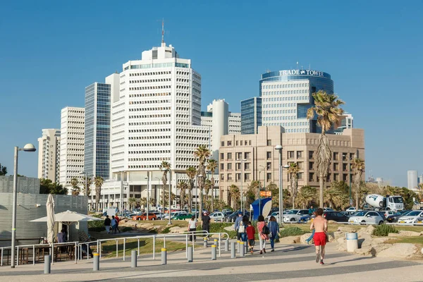 Människor på en seaside promenade i Tel Aviv, Israel — Stockfoto