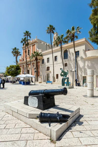 Stará děla na náměstí v kostele Saint Peter v Old Jaffa, jsem — Stock fotografie