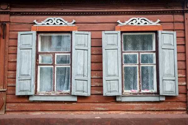 Geschnitzte Holzfenster — Stockfoto