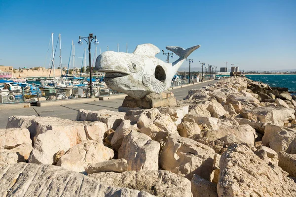 Monument van een vis in een haven van Akko — Stockfoto