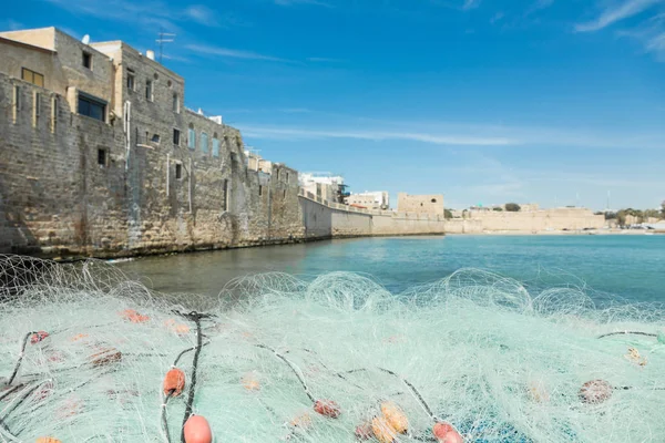 アッコ、イスラエルの釣りネットと城壁 — ストック写真