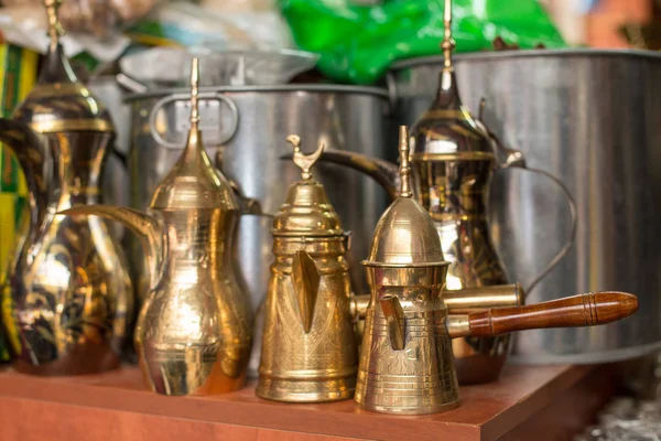 Traditionella arabiska kaffekannor Stockbild