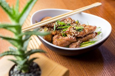 Teriyaki domuz eti pilav ile