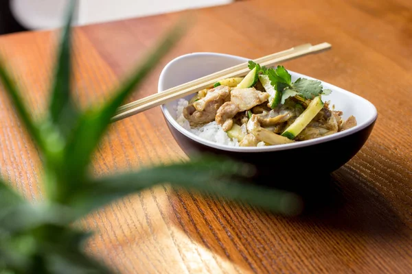 Comida asiática Arroz com frango — Fotografia de Stock