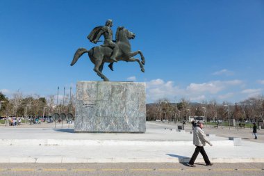Büyük İskender'in heykeli Thessalo bir sahil sahil üzerinde