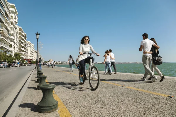 Mulher de bicicleta na Nikis Avenue — Fotografia de Stock