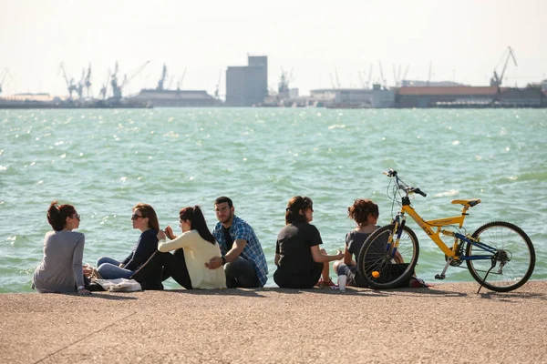Jonge Grieken rust aan de kust op Nikis Avenue — Stockfoto