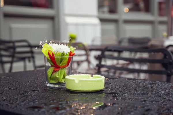 Natte koffietafel na de regen — Stockfoto