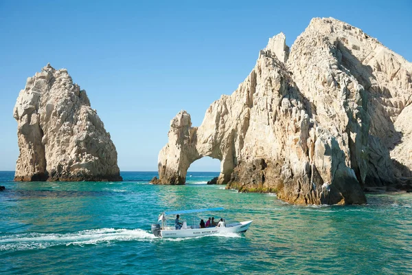 Туристичні судна поблизу The Atch в Cabo San Lucas — стокове фото