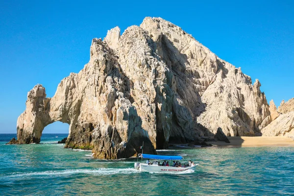 Barco turístico cerca de The Atch en Cabo San Lucas — Foto de Stock