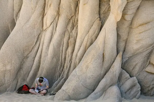 Em uma sombra de rochas na praia do amante — Fotografia de Stock