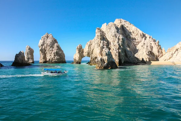 Barco turístico perto de The Atch em Cabo San Lucas Imagens Royalty-Free