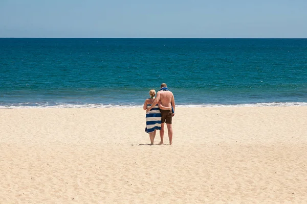 Casal casal olhando para o mar — Fotografia de Stock