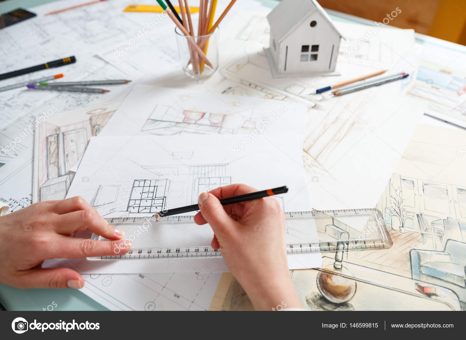 Designer travaille avec la main, dessin d\'intérieur — Photographie ... Designer travaille avec la main, dessin d\'intérieur — Photographie ...