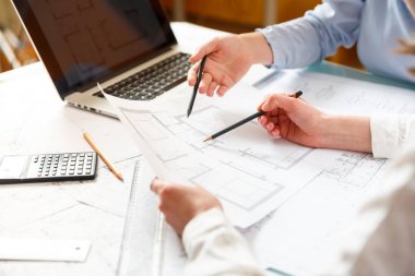 Tasarımcılar yeni daireler bir plan üzerinde çalışmak