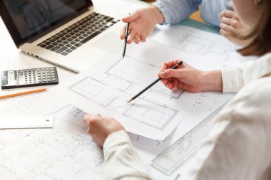 Tasarımcılar yeni daireler bir plan üzerinde çalışmak