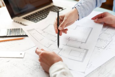 Tasarımcılar yeni daireler bir plan üzerinde çalışmak