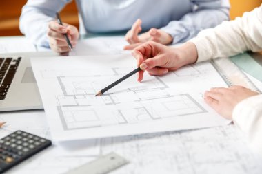 Tasarımcılar yeni daireler bir plan üzerinde çalışmak