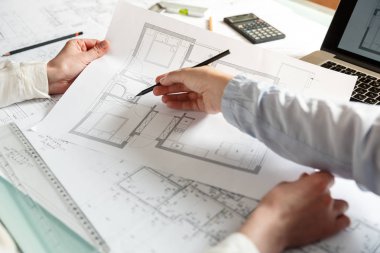 Tasarımcılar yeni daireler bir plan üzerinde çalışmak