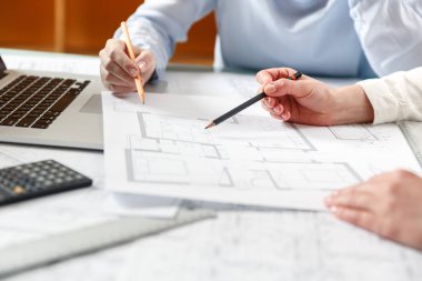 Tasarımcılar yeni daireler bir plan üzerinde çalışmak