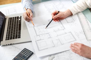 Tasarımcılar yeni daireler bir plan üzerinde çalışmak