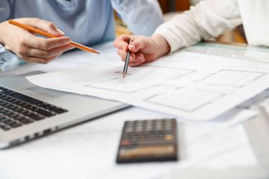 Tasarımcılar yeni daireler bir plan üzerinde çalışmak