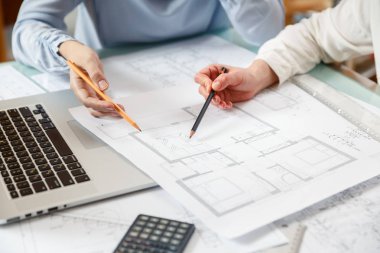 Tasarımcılar yeni daireler bir plan üzerinde çalışmak