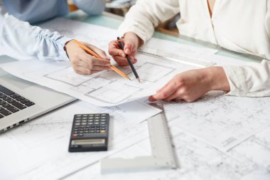 Tasarımcılar yeni daireler bir plan üzerinde çalışmak