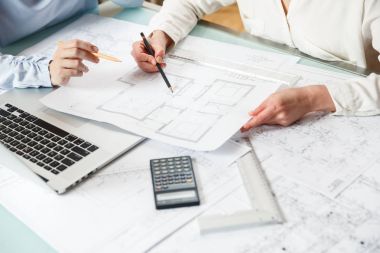 Tasarımcılar yeni daireler bir plan üzerinde çalışmak
