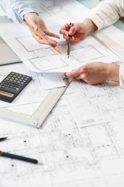 Tasarımcılar yeni daireler bir plan üzerinde çalışmak