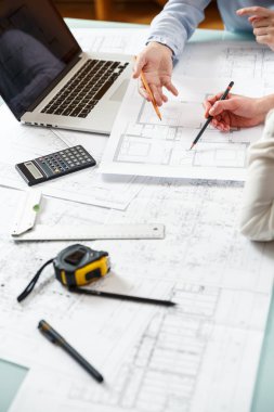 Tasarımcılar yeni daireler bir plan üzerinde çalışmak