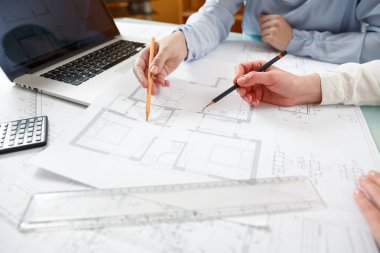 Tasarımcılar yeni daireler bir plan üzerinde çalışmak