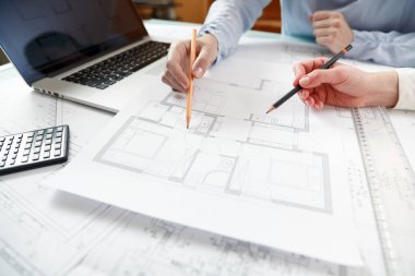 Tasarımcılar yeni daireler bir plan üzerinde çalışmak