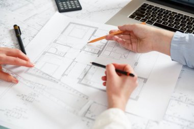 Tasarımcılar yeni daireler bir plan üzerinde çalışmak