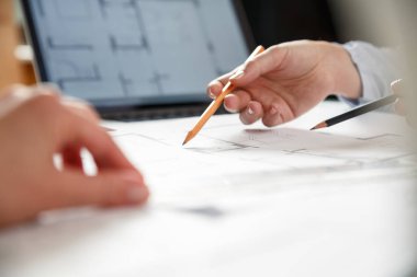 Tasarımcılar yeni daireler bir plan üzerinde çalışmak