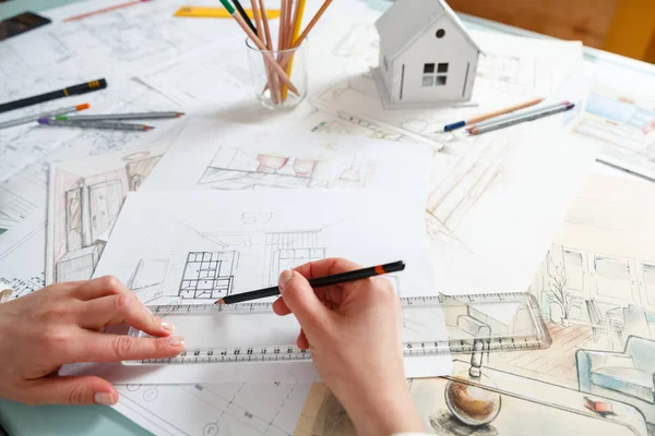 Designer travaille avec dessin à la main de l'intérieur — Photo