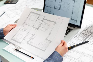 Tasarımcısı, yeni daireler bir plan üzerinde çalışır