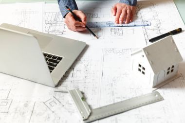 Tasarımcısı, yeni daireler bir plan üzerinde çalışır