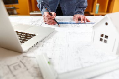 Tasarımcısı, yeni daireler bir plan üzerinde çalışır