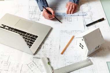 Tasarımcısı, yeni daireler bir plan üzerinde çalışır